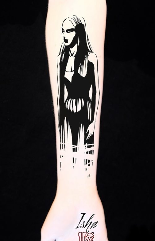 isha-daw-tattoo-femme-black-tattoo-avant-bras-interieur