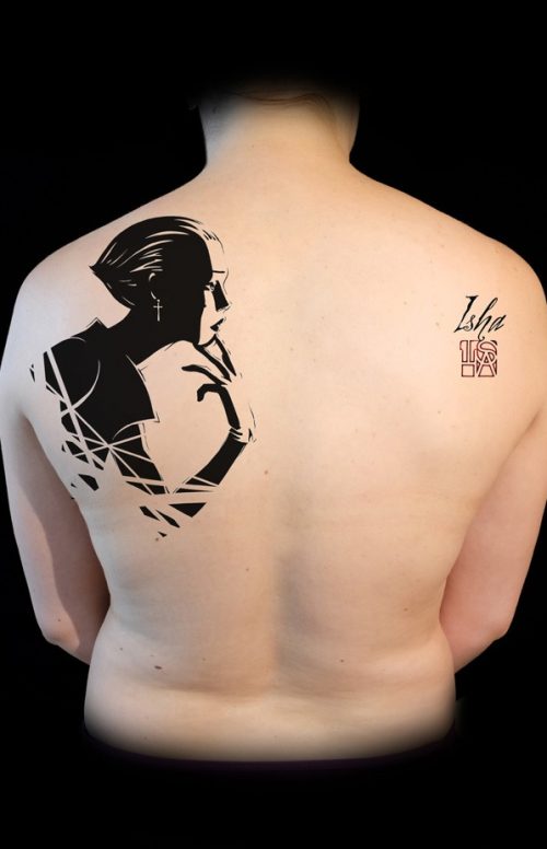 isha-daw-tattoo-profil-femme-omoplate-grand-tattoo